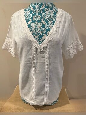 NWT Women's White Lace Trim V-Neck Top